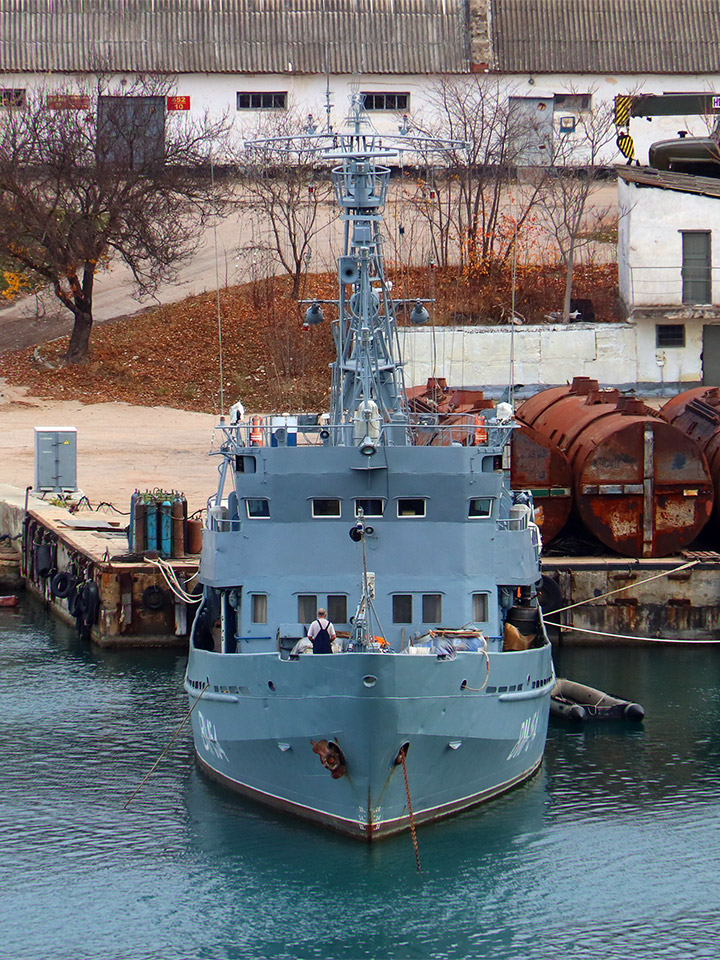 Водолазное морское судно ВМ-154 - носовой ракурс