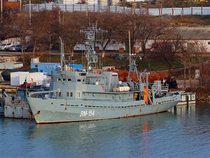 Водолазное морское судно ВМ-154 ЧФ РФ у причала