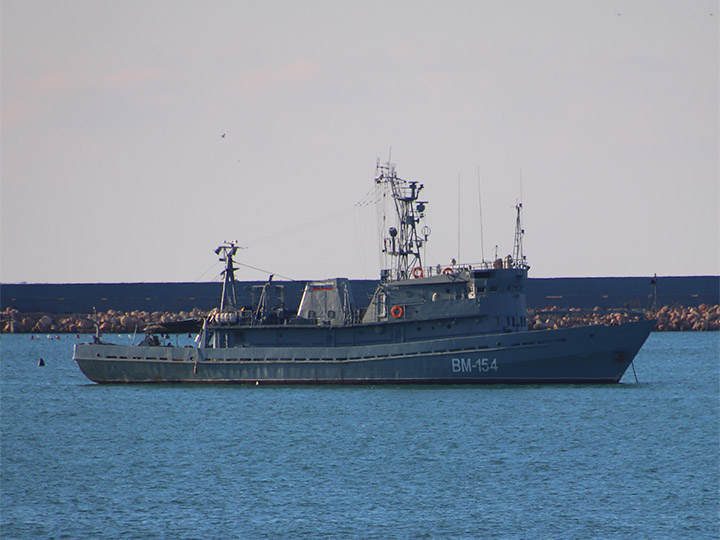 Водолазное морское судно ВМ-154 ЧФ РФ на якоре