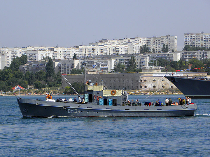 Водолазное морское судно "ВМ-34" в Севастопольской бухте