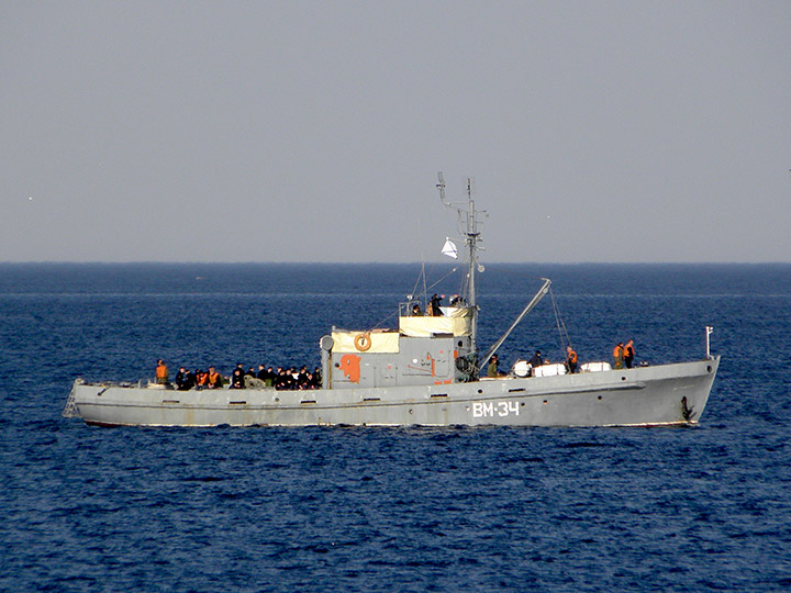 Водолазное морское судно "ВМ-34" на переходе на водолазный полигон