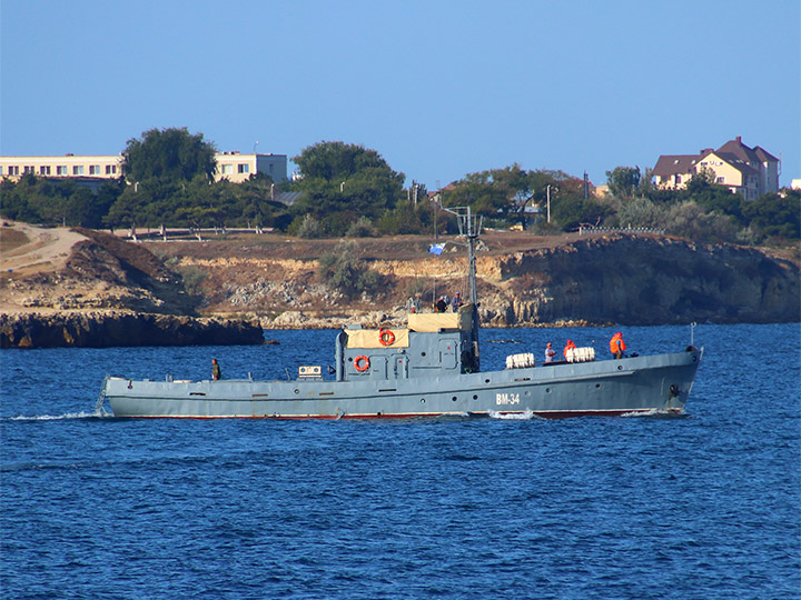 Водолазное морское судно ВМ-34 выходит из Карантинной бухты Севастополя