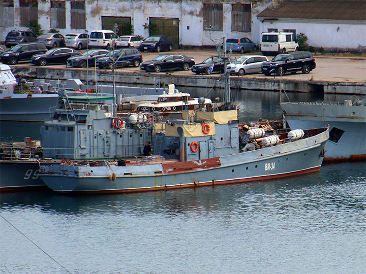 Водолазное морское судно ВМ-34 Черноморского флота РФ у плавпричала