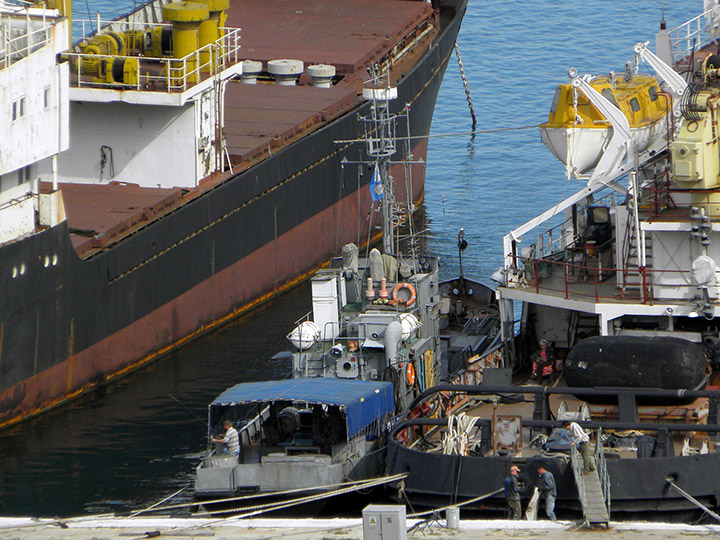 Водолазное морское судно "ВМ-86" на ремонте в Севастополе