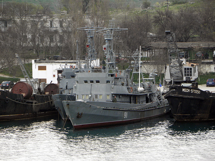 Водолазное морское судно "ВМ-911" в Стрелецкой бухте Севастополя