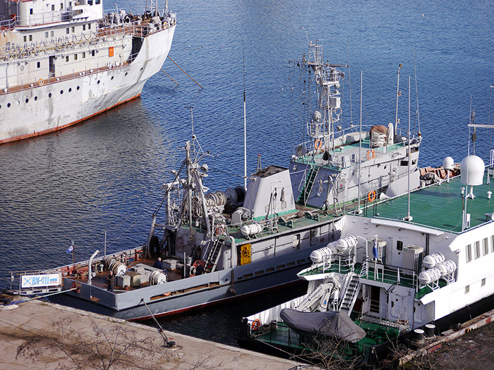 Водолазное морское судно "ВМ-911" у причала в Южной бухте Севастополя