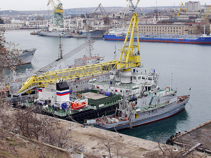 Плавкран "СПК-46150" и водолазное морское судно "ВМ-911" у причала б.Южная, Севастополь