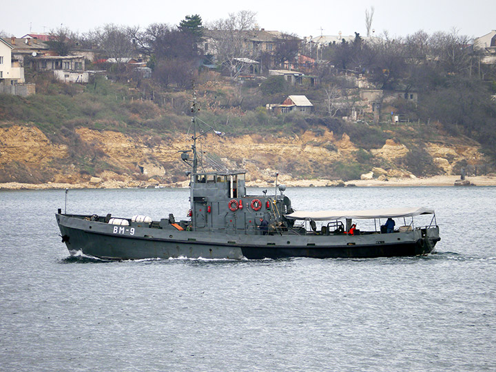 Водолазное морское судно "ВМ-9" на ходу