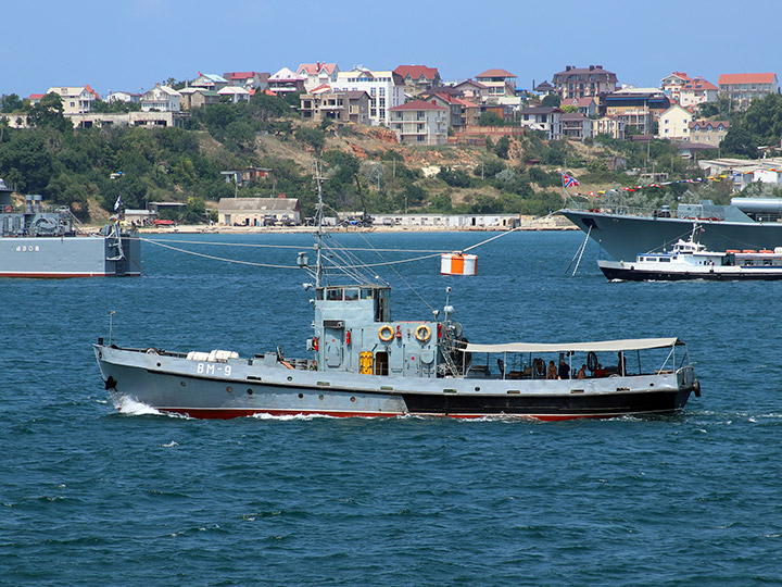 Водолазное морское судно ВМ-9 в Севастопольской бухте