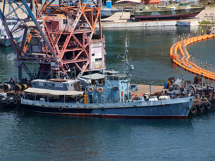 Водолазное морское судно ВМ-9 в Южной бухте Севастополя
