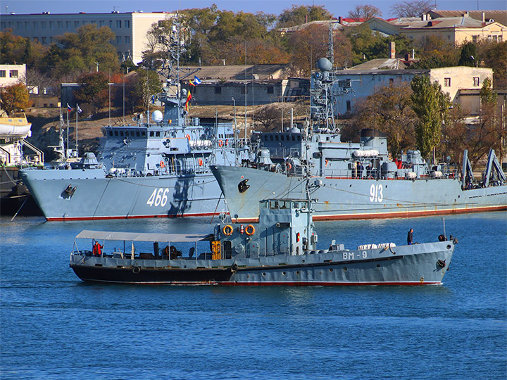 Водолазное морское судно ВМ-9 в Стрелецкой бухте Севастополя
