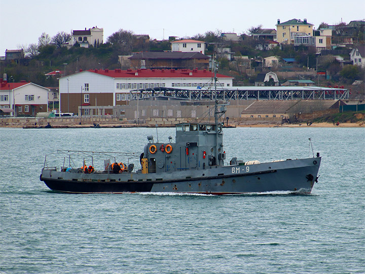 Водолазное морское судно ВМ-9 на ходу в Севастопольской бухте