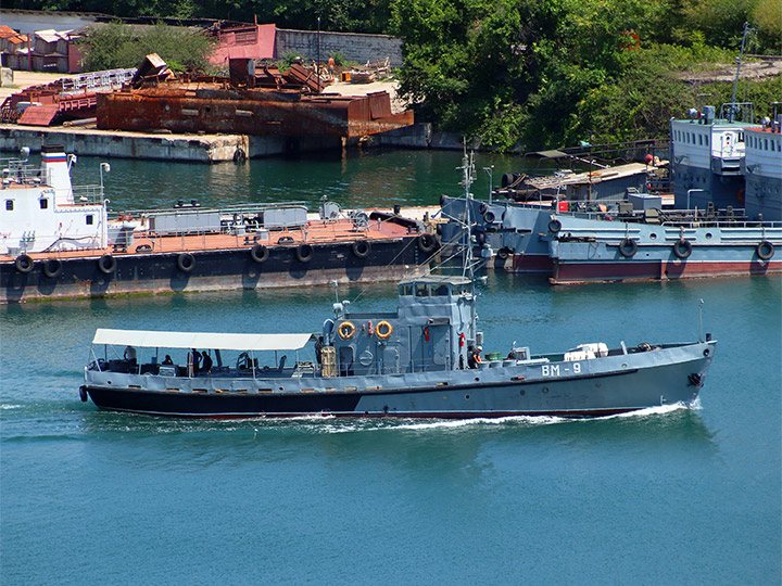 Водолазное морское судно ВМ-9 на ходу в Южной бухте Севастополя