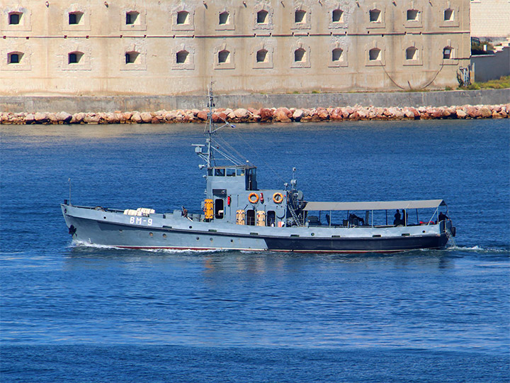 Водолазное морское судно ВМ-9 проекта 522 на ходу в Севастопольской бухте