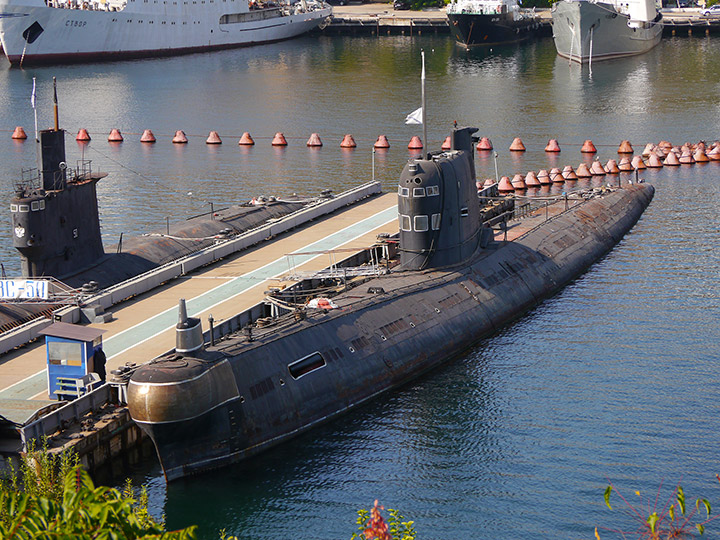 Подводная лодка "Б-435" у причала