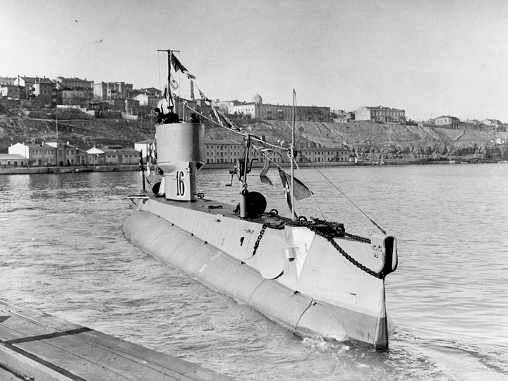 Подводная лодка "Металлист" (экс-"АГ-21") в Южной бухте Севастополя
