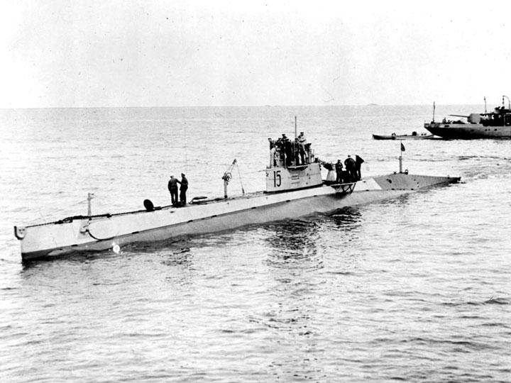 Подводная лодка "Политработник" (экс-"АГ-26") в море