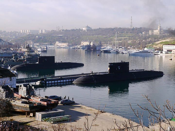 Подводные лодки "Ростов-на-Дону" (слева) и "Новороссийск" (справа)