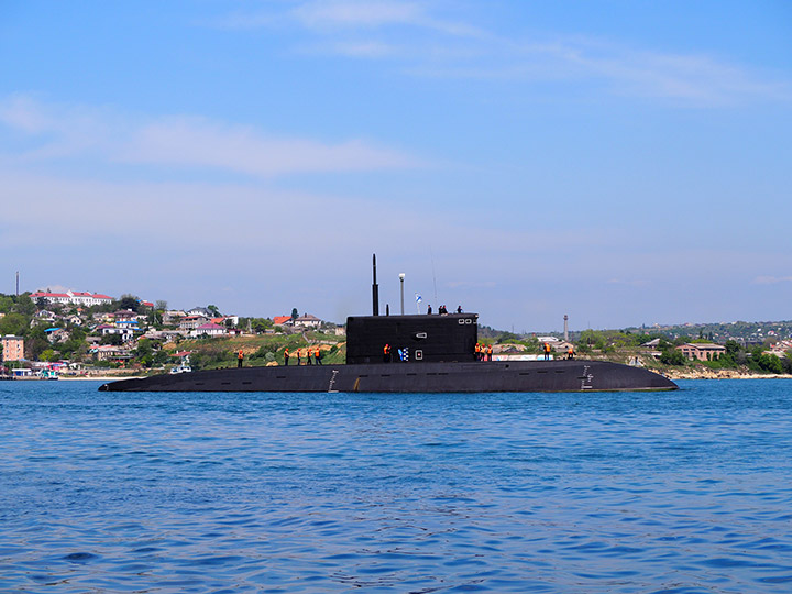 Подводная лодка "Ростов-на-Дону" в Севастопольской бухте
