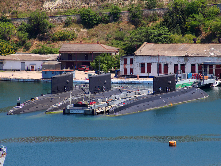 Подводные лодки Черноморского флота (слева навправо): "Великий Новгород", "Алроса" и "Ростов-на-Дону"