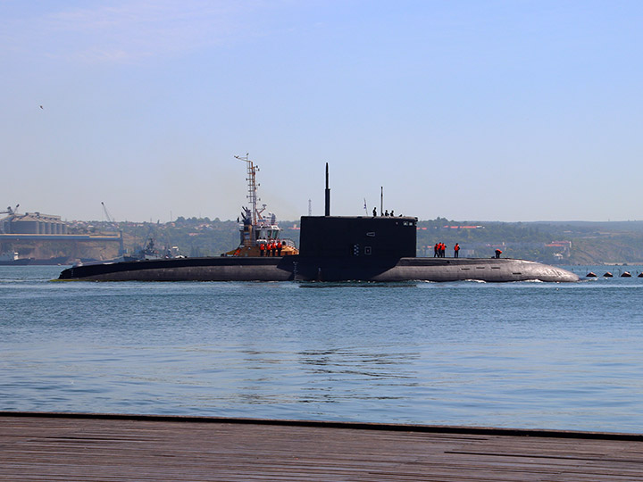 Подводная лодка "Ростов-на-Дону" в сопровождении буксира проходит Графскую пристань в Севастополе