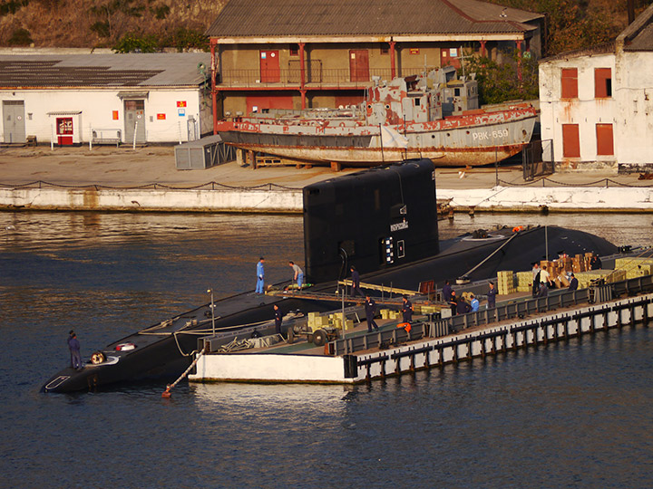 Подводная лодка Б-261 "Новороссийск" у причала в Севастополе