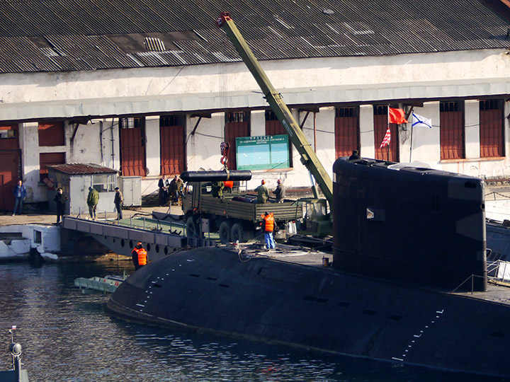 Погрузочно-разгрузочные работы на подводной лодке "Новороссийск"