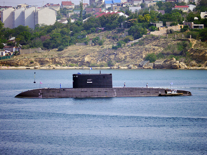 Подводная лодка "Новороссийск" в парадном строю
