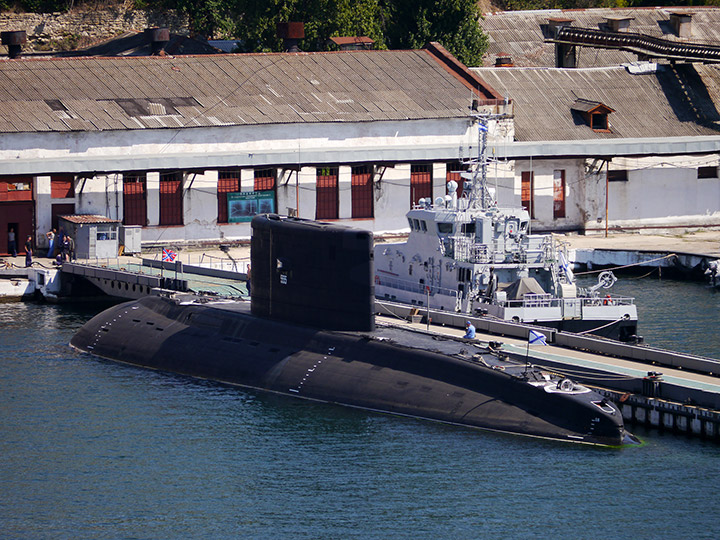 Подводная лодка "Новороссийск" у плавпричала