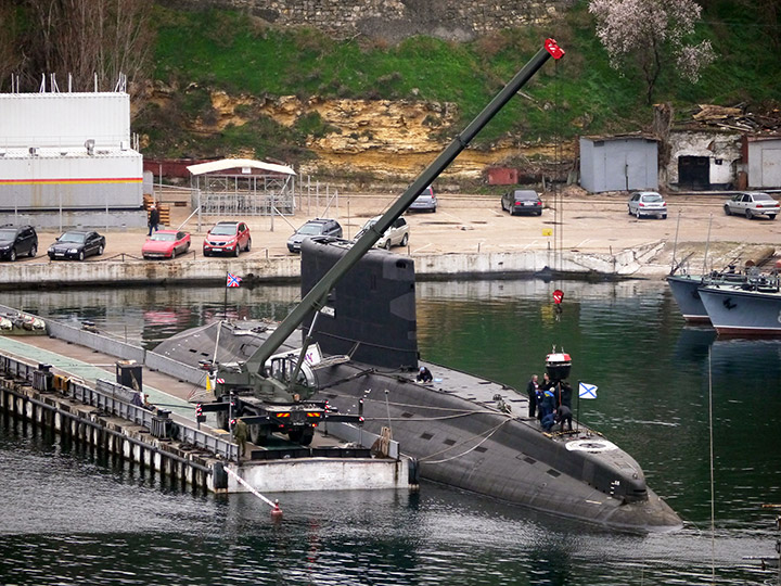 Подводная лодка "Новороссийск" - погрузка кормового аварийного буя