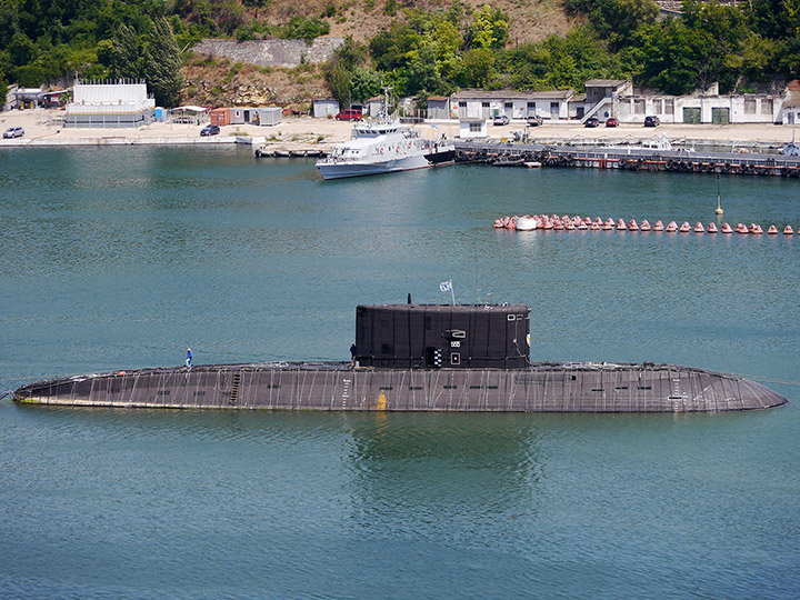 Подводная лодка "Новороссийск" на размагничивании
