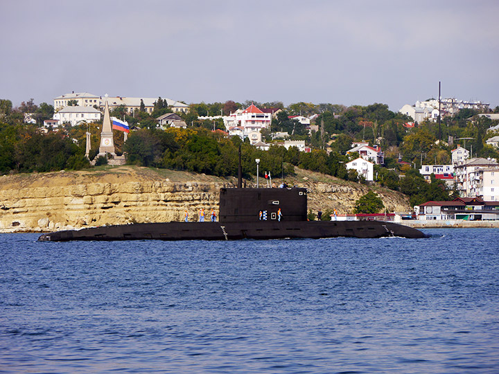 Подводная лодка "Новороссийск" на фоне Северной стороны Севастополя