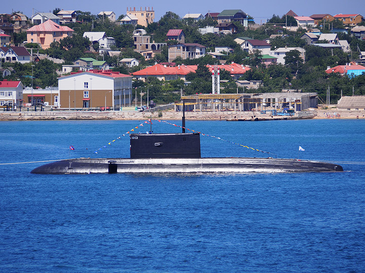 Подводная лодка "Новороссийск" с флагами расцвечивания