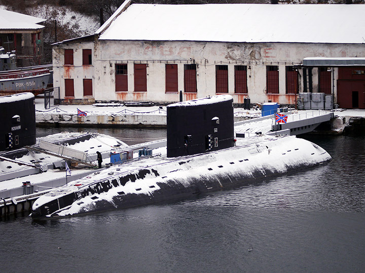 Подводная лодка "Старый Оскол" у причала зимой