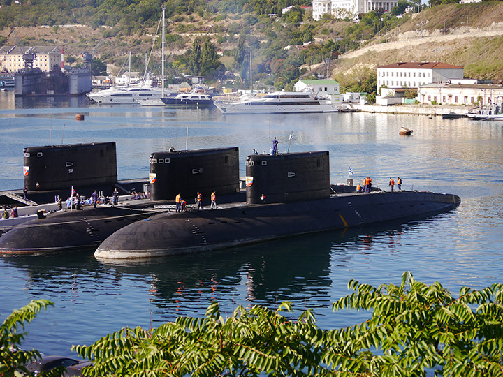 Подводная лодка "Старый Оскол" у причалов подплава, Севастополь