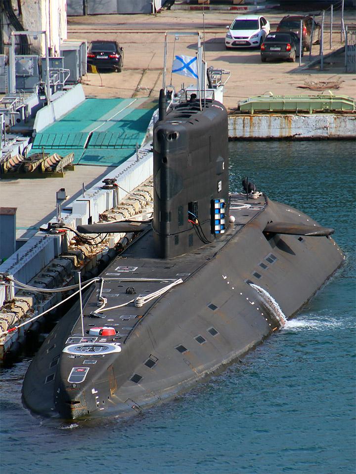 Подводная лодка "Старый Оскол" у причала в Южной бухте Севастополя