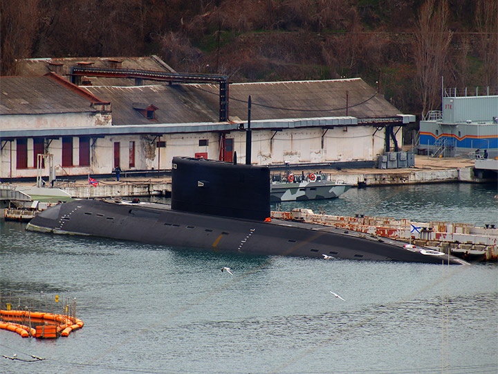 Подводная лодка "Старый Оскол" у причала в Южной бухте Севастополя