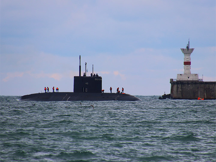 Подводная лодка "Старый Оскол" заходит в Севастопольскую бухту