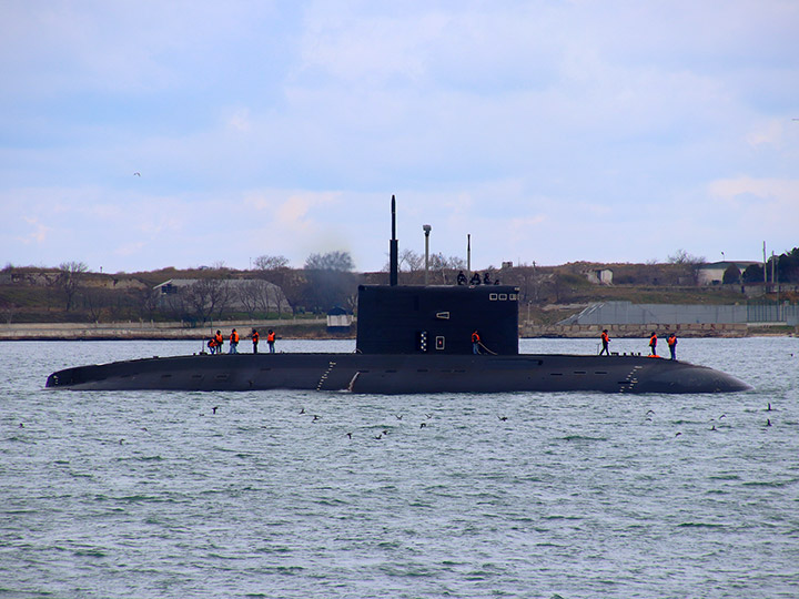 Подводная лодка "Старый Оскол" в Севастопольской бухте