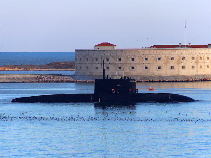 Подводная лодка "Старый Оскол" ЧФ РФ на фоне Константиновской батареи в Севастополе