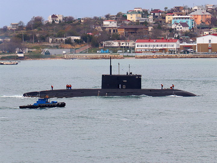 Подводная лодка "Старый Оскол" ЧФ РФ на ходу в Севастопольской бухте