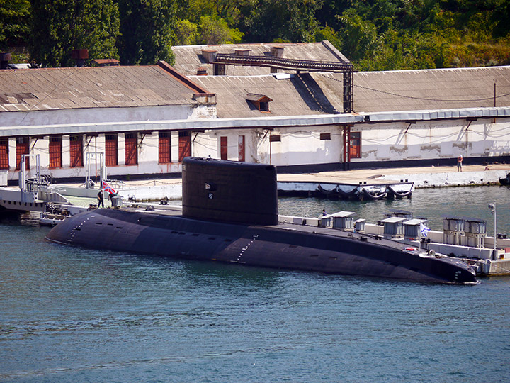 Подводная лодка Б-265 "Краснодар" Черноморского флота в Южной бухте Севастополя