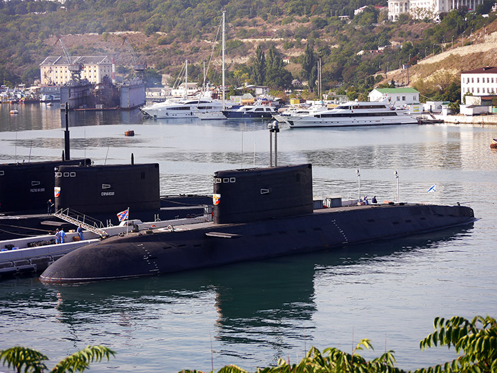 Подводная лодка Б-265 "Краснодар" в Южной бухте Севастополя
