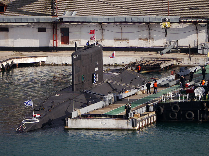 Разгрузка боезапаса с подводной лодки "Краснодар"