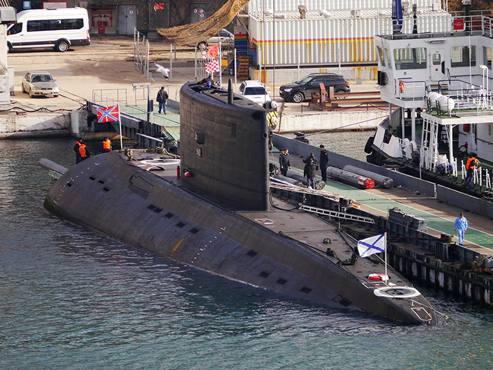 Выгрузка боезапаса с подводной лодки "Краснодар"