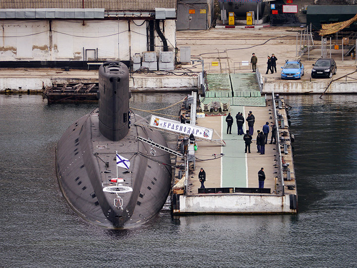 Подводная лодка "Краснодар" у причала в Севастополе