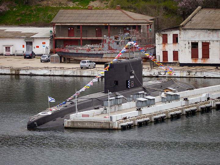 Подводная лодка "Краснодар" с флагами расцвечивания