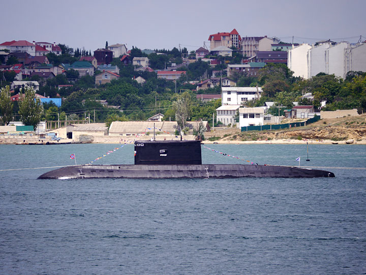 Подводная лодка "Краснодар" на бочках в Севастопольской бухте