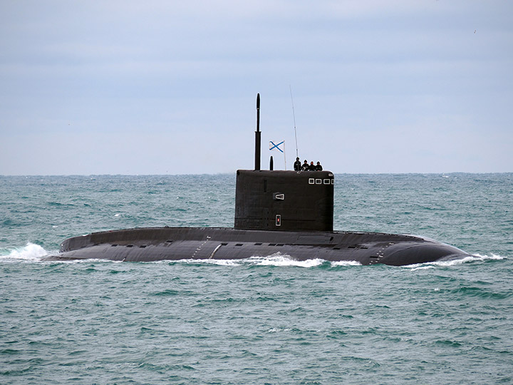 Подводная лодка "Краснодар" Черноморского флота на ходу
