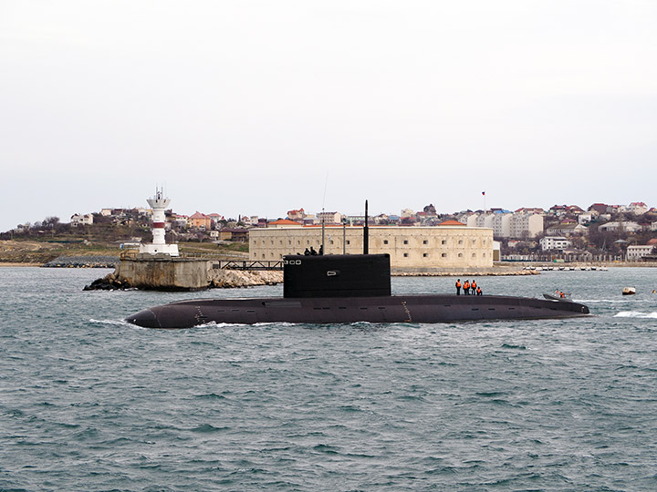 Подводная лодка "Краснодар" выходит из Севастопольской бухты